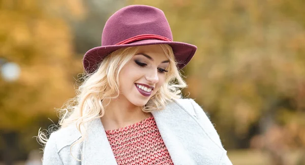 Vrouw stond in de herfst park — Stockfoto