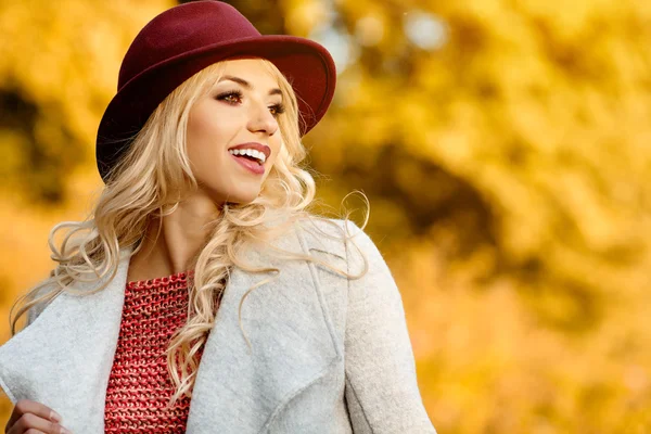 Mujer de pie en el parque de otoño — Foto de Stock