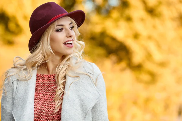 sonbahar parkta duran kadın