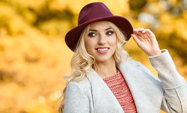 Mujer de pie en el parque de otoño — Foto de Stock