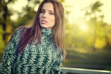 sonbahar parkta duran kadın