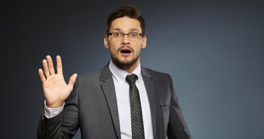 Takım elbiseli yakışıklı işadamı