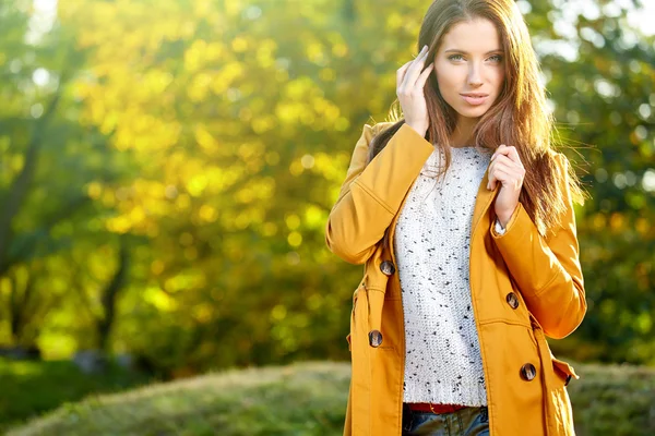 Vrouw stond in de herfst park — Stockfoto