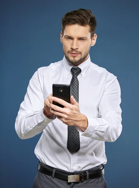 Affärsman med mobiltelefon — Stockfoto