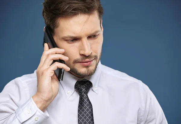 Hombre de negocios con teléfono móvil — Foto de Stock