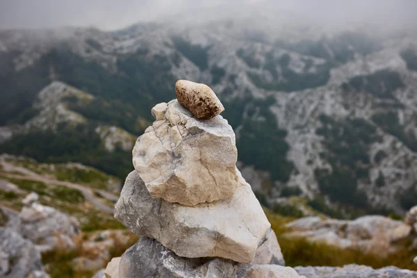 Pietre impilate in montagna — Foto Stock