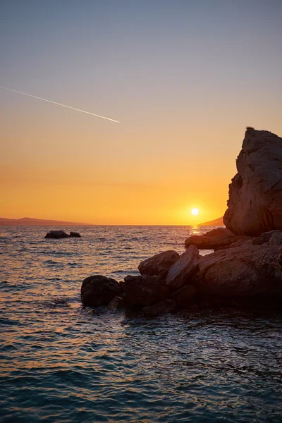 Ilha de rocha ao pôr-do-sol dourado — Fotografia de Stock