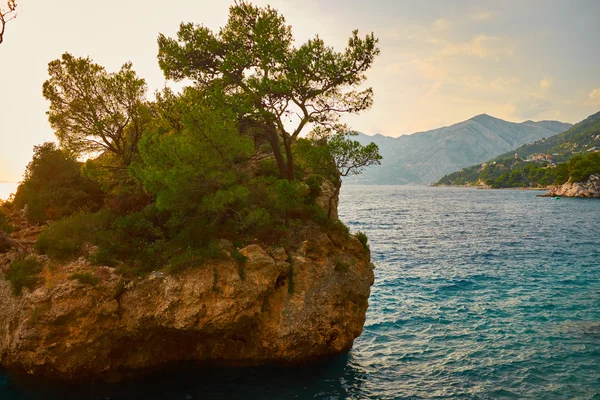 Rock island at golden sunset — Stock Photo, Image