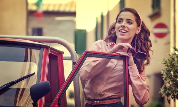 Woman standing near vintage car — Stock Photo, Image