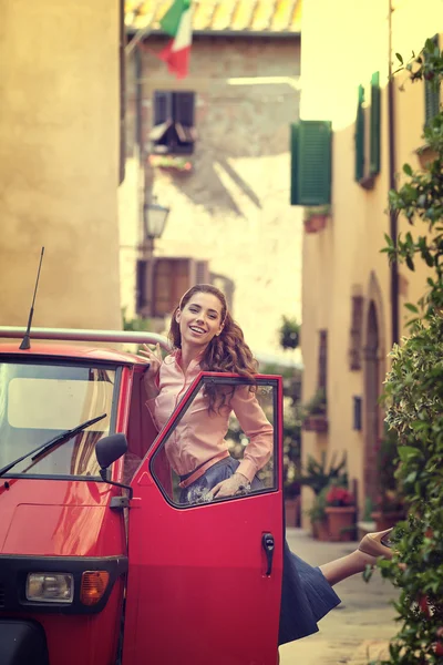 Mulher de pé perto de carro vintage — Fotografia de Stock