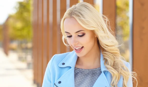 Woman in autumn city — Stock Photo, Image