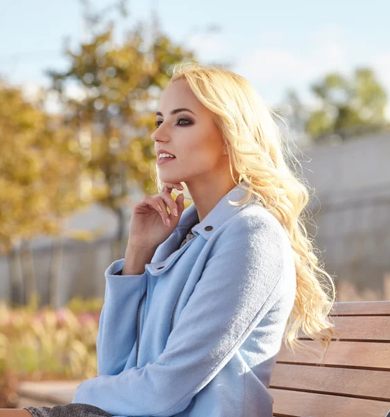 Mujer en la ciudad de otoño —  Fotos de Stock