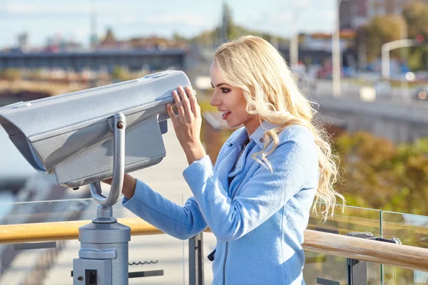 Femme utilisant le télescope — Photo