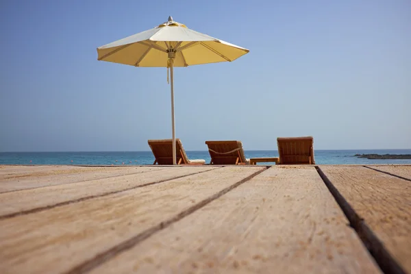 Empty sun loungers — Stock Photo, Image