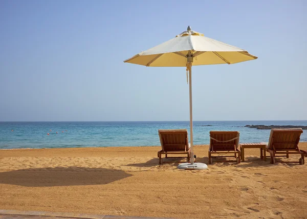 Empty sun loungers — Stock Photo, Image