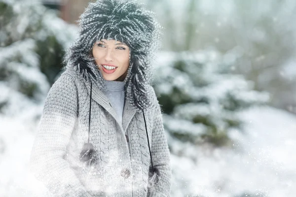 Ung kvinna vinter — Stockfoto
