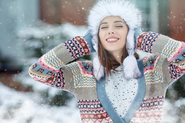 Kışın genç bir kadın — Stok fotoğraf