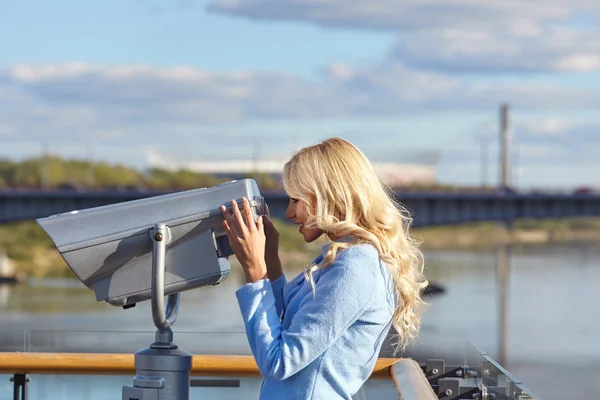 Frau mit Teleskop — Stockfoto