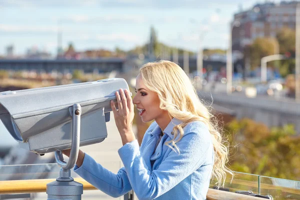 Frau mit Teleskop — Stockfoto