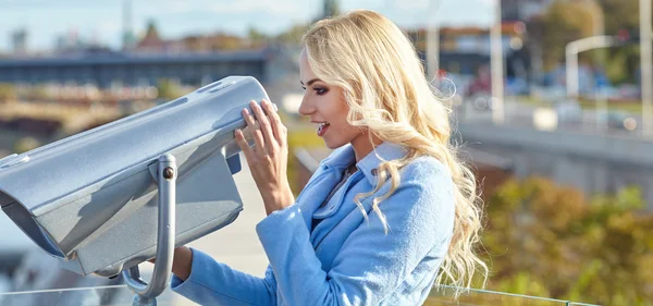 Frau mit Teleskop — Stockfoto