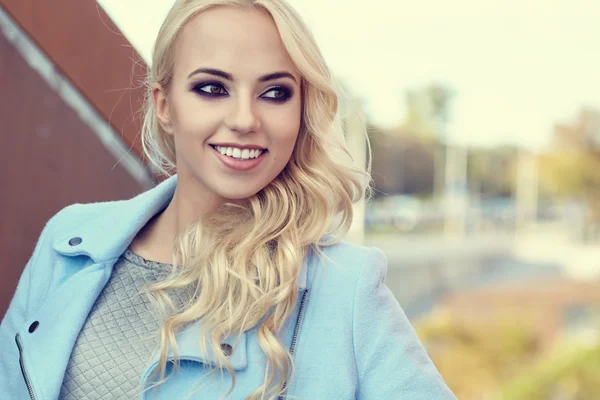 Ung blond kvinna — Stockfoto