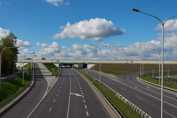 Autopista vacía con puente — Foto de Stock