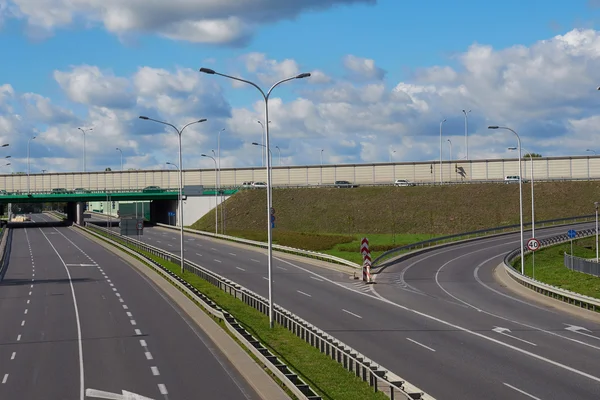 Autopista vacía con puente — Foto de Stock