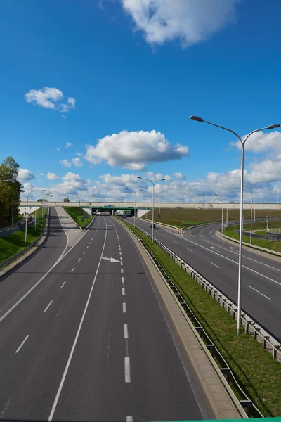 Autopista vacía con puente — Foto de Stock