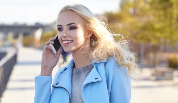 Mujer con teléfono móvil — Foto de Stock