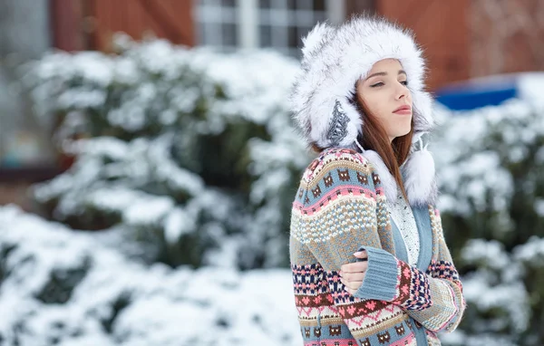 Bella donna in inverno — Foto Stock