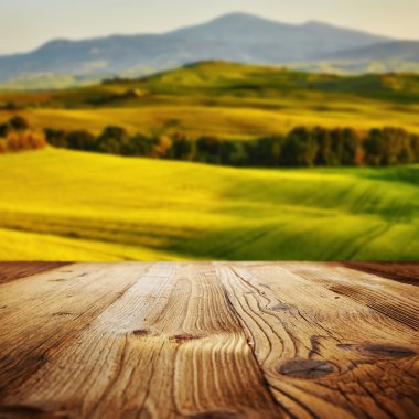 ahşap masa ve peyzaj