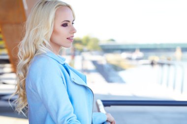 Güzel, gülümseyen kadın