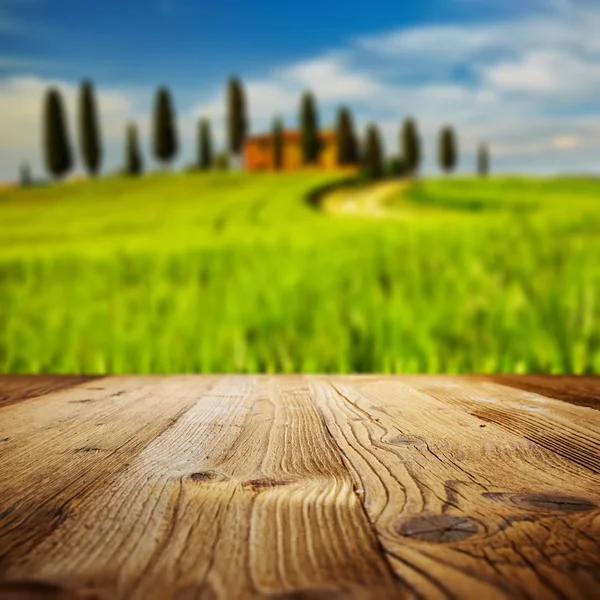 木製のテーブルと風景 — ストック写真