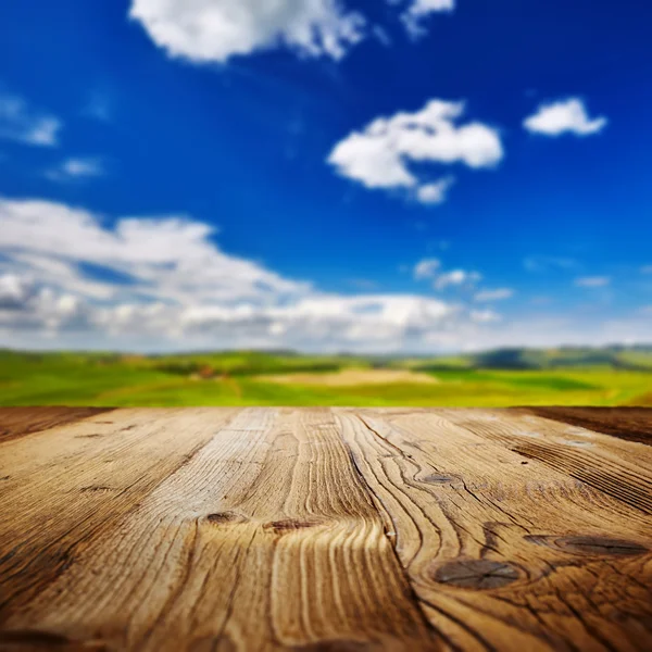 Houten tafel en landschap — Stockfoto