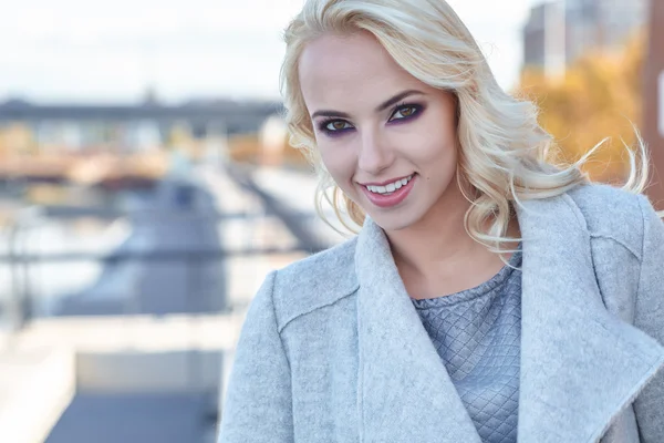 Mujer rubia en el color de otoño — Foto de Stock