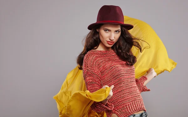 Mujer en sombrero bárdico — Foto de Stock