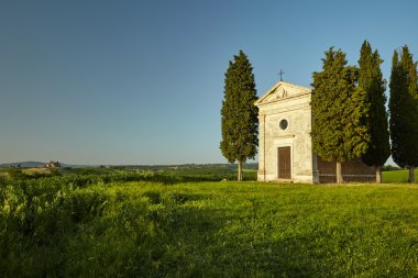 Servi ağaçlarıyla çevrili Şapel