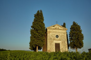 Servi ağaçlarıyla çevrili Şapel