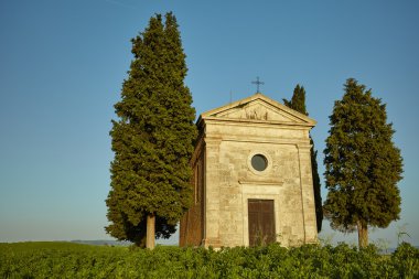 Servi ağaçlarıyla çevrili Şapel