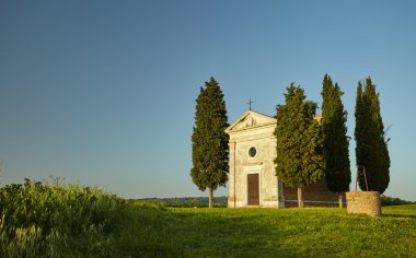 Servi ağaçlarıyla çevrili Şapel
