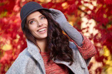 Sonbahar parkındaki kadın