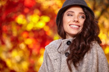 Sonbahar parkındaki kadın