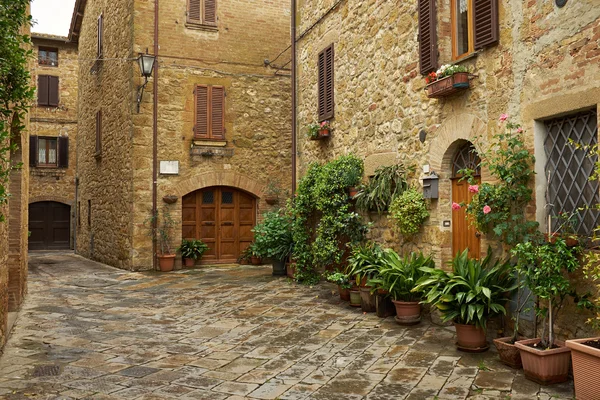 Calles de antiguos pueblos italianos — Foto de Stock