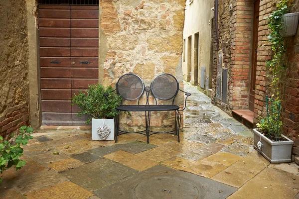 Gepflasterte rustikale Terrasse in der Toskana - Stockfotografie