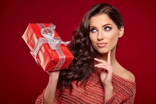 Vrouw met kerstdoos cadeau — Stockfoto