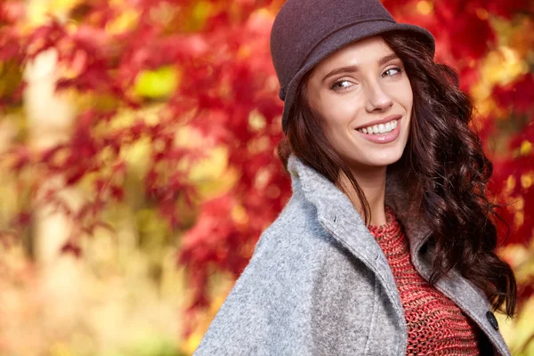 Vrouw in herfstpark — Stockfoto