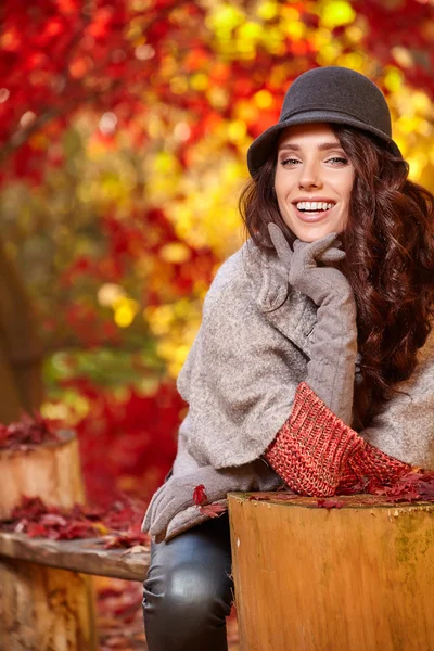 Mujer en el parque de otoño — Foto de Stock