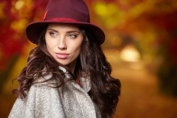 Mujer en el parque de otoño — Foto de Stock