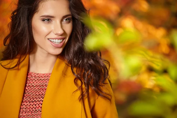 Hermosa chica en el parque de otoño — Foto de Stock