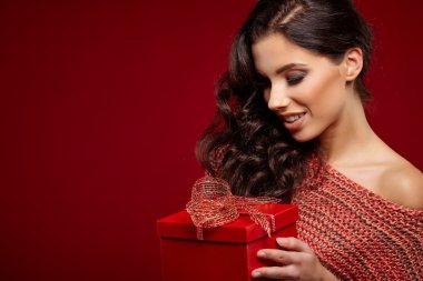 Noel hediyesi tutan kadın.